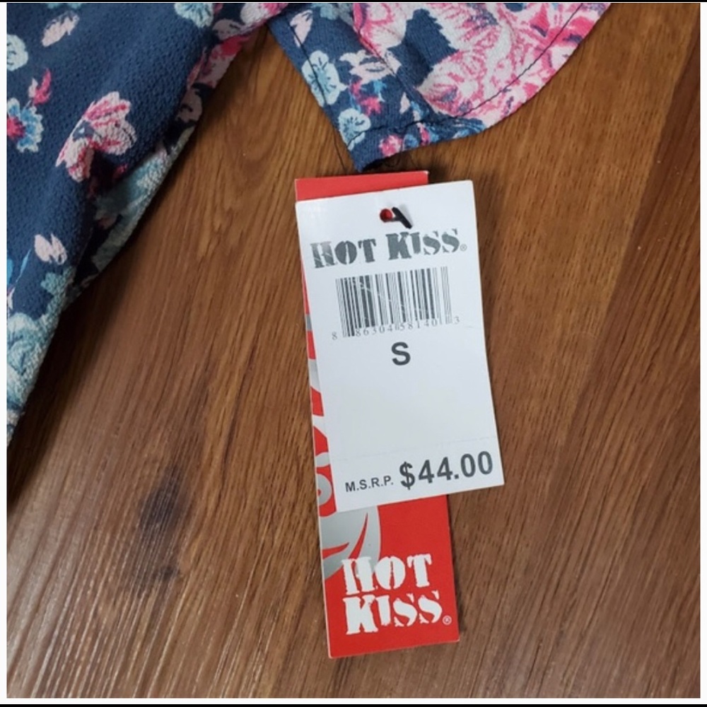 Hot Kiss Floral Grey Short Sleeve Romper NWT - Picture 3 of 3